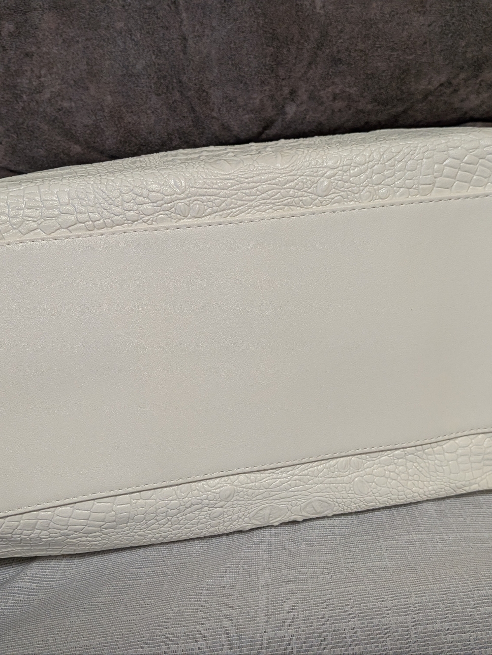 Chic White Alligator Embossed Weekender Bag | Chunky Chain Strap & Crossbody NWT - Picture 5 of 8